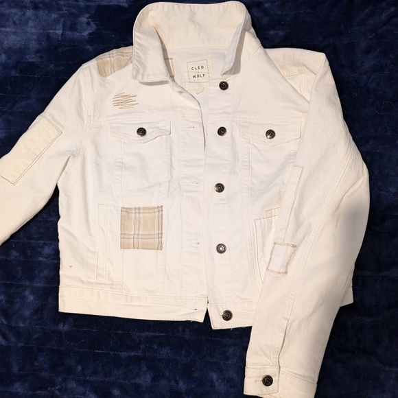 Chloe and wolf Jackets & Blazers - Cleo + Wolf Patched denim Trucker Jacket (L)